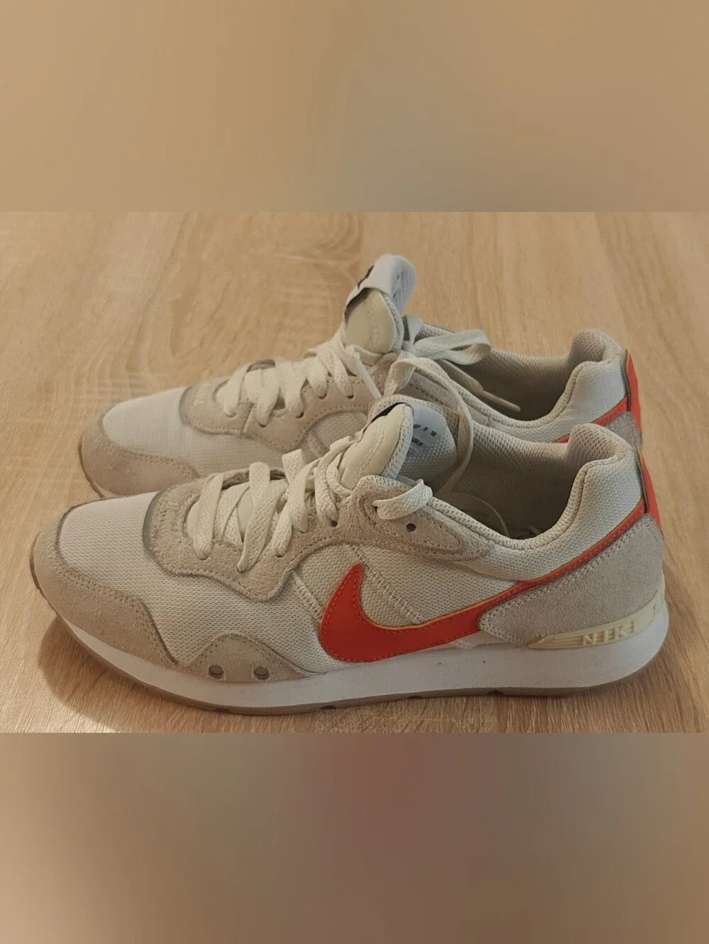 Nike Venture Runner Women’s 7.5 White Rush Orange Suede Retro Sneakers